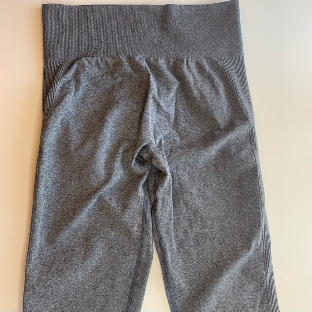Stylish Gray High-Waisted Leggings - Picture 2 of 6